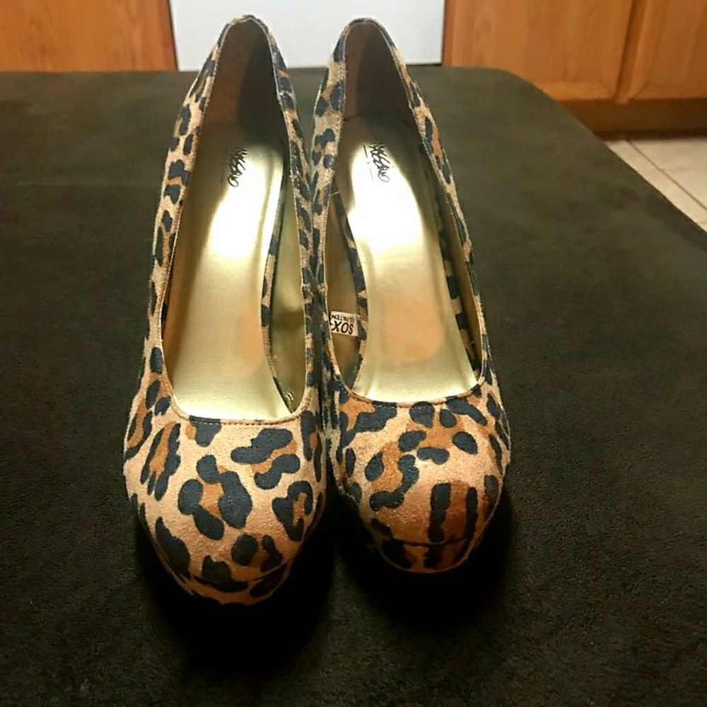 Size 9 leopard print heels